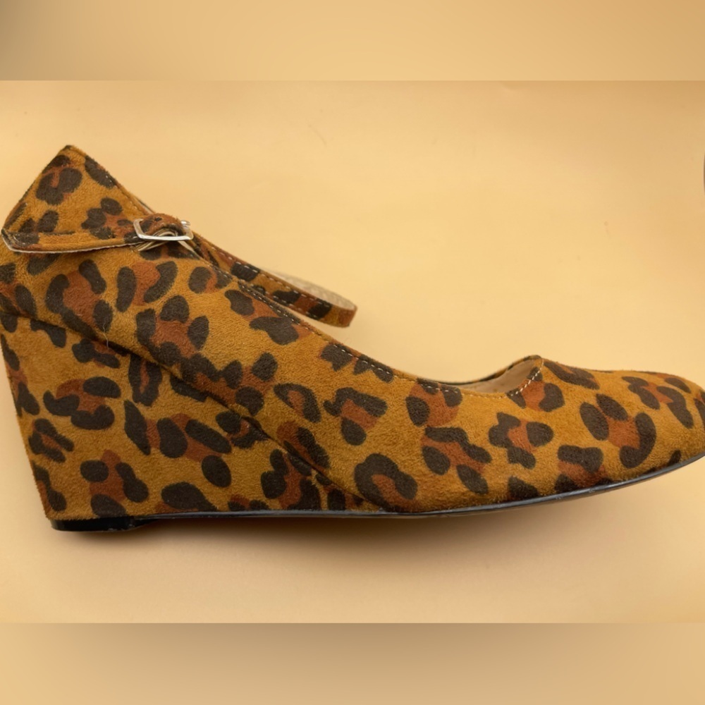 Chase & Chloe Emmy Mary Jane Wedge Pump
LEOPARD, Size 10, Preowned condition - Picture 3 of 10